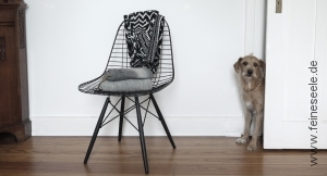 minimalistischer Kleiderschrank Stuhl mit Klamotten