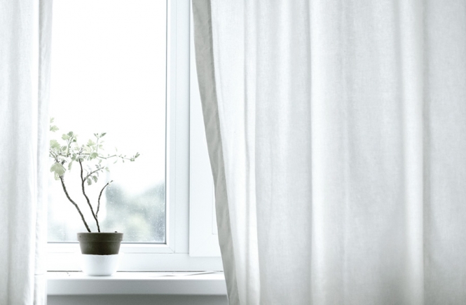 Dankbarkeit Gardinen vor dem Fenster