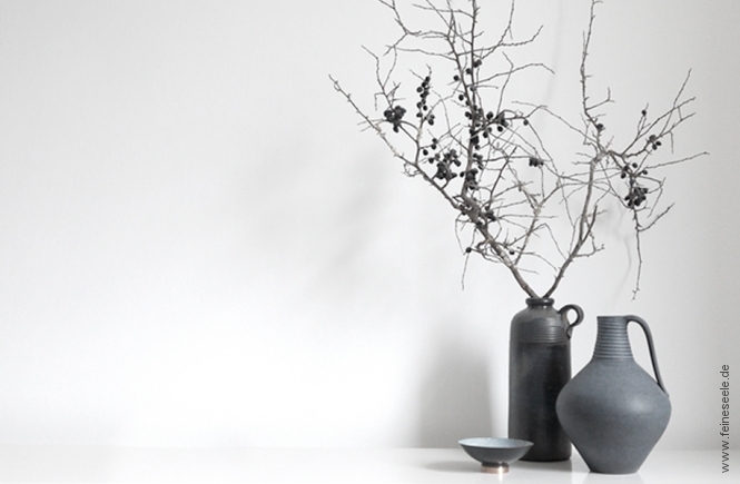 Minimalistisch leben: Vasengruppe auf Sideboard