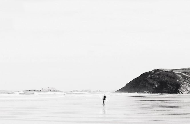 Selbstwertgefühl stärken: Surfer am Strand