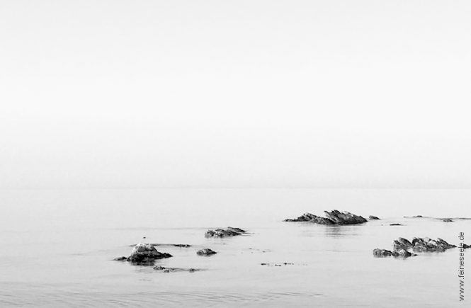 Eigenen Weg gehen: Steine im Meer